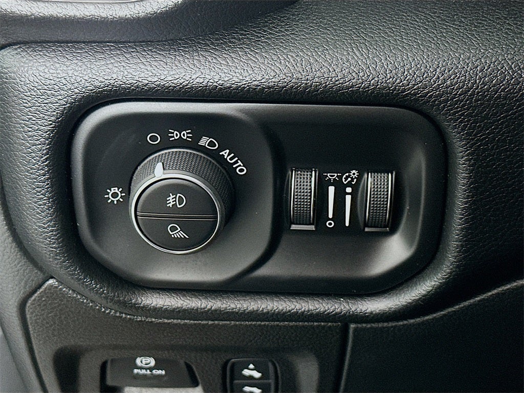 2022 RAM 1500 Laramie Crew Cab 4x4 5'7' Box