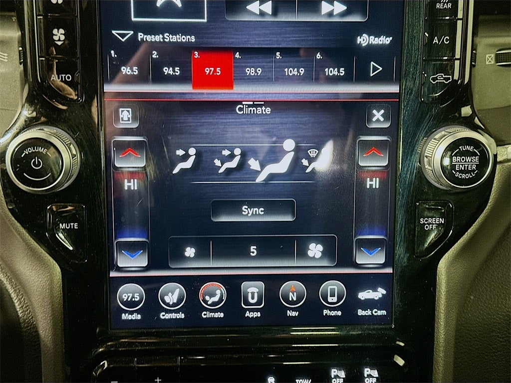 2020 RAM 1500 Laramie Crew Cab 4x4 5'7' Box