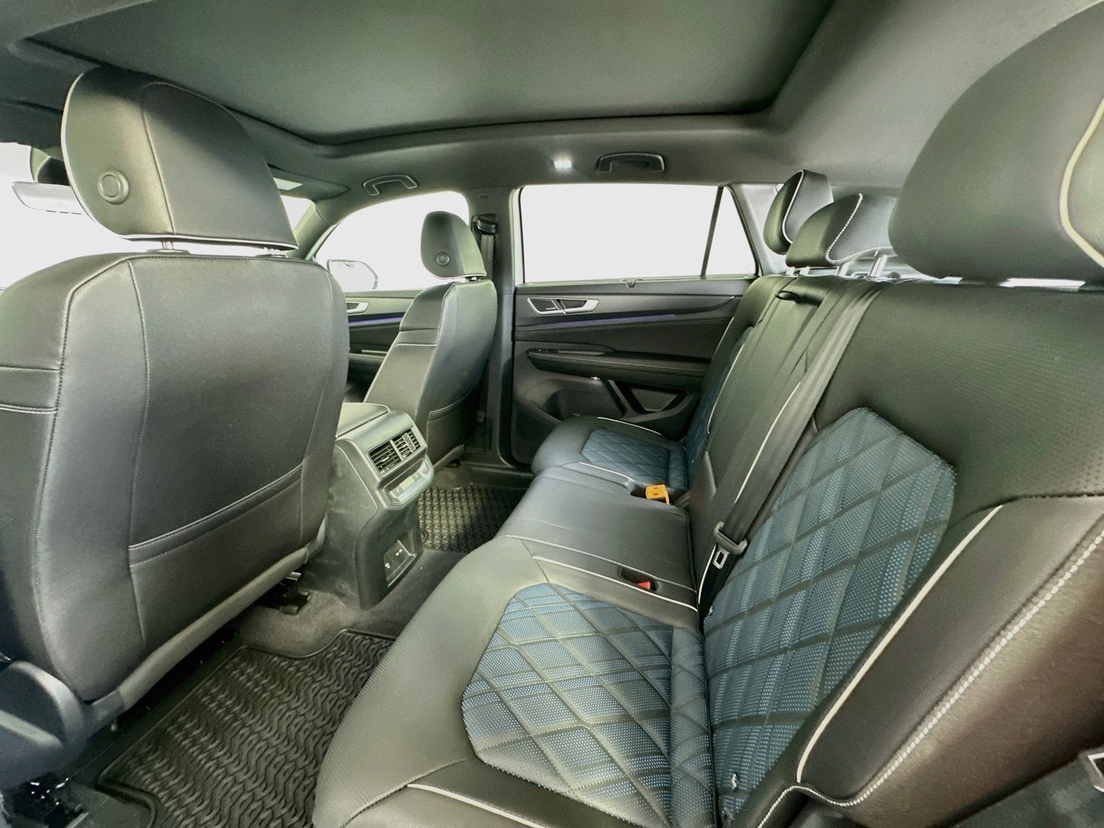 2026 Volkswagen Atlas Cross Sport SEL Premium R-Line