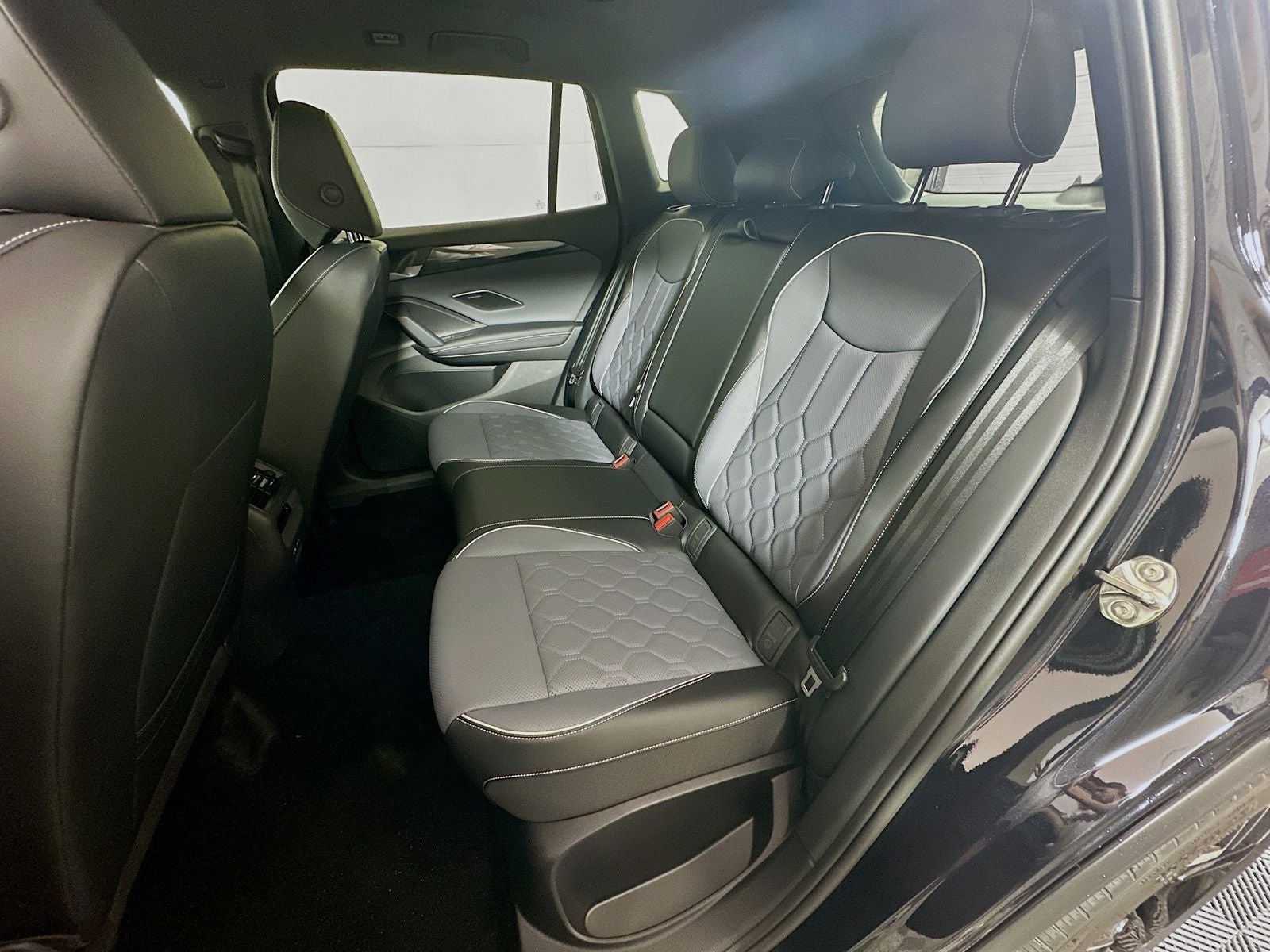 2026 Volkswagen Tiguan 2.0T SEL R-Line