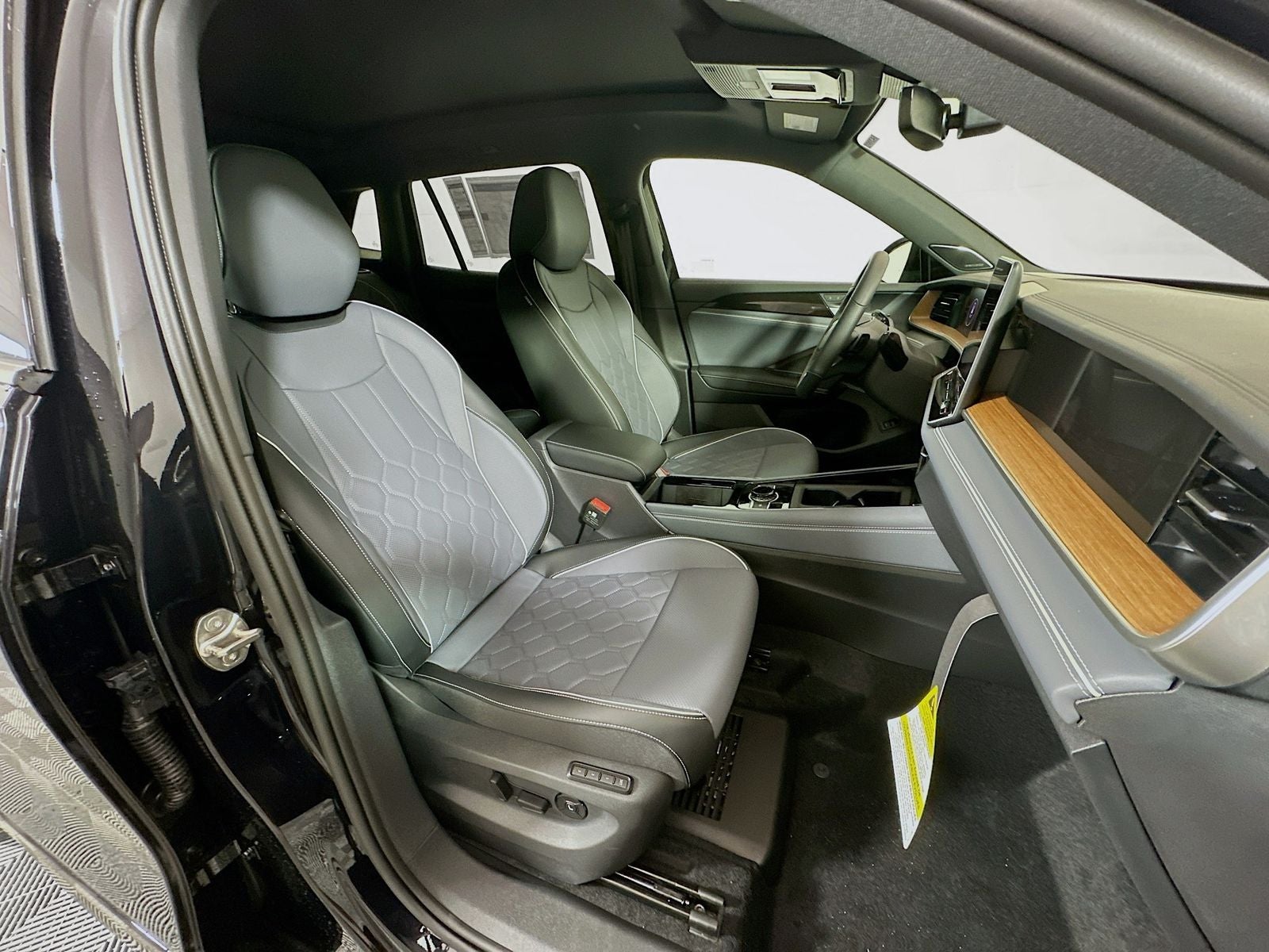 2026 Volkswagen Tiguan 2.0T SEL R-Line