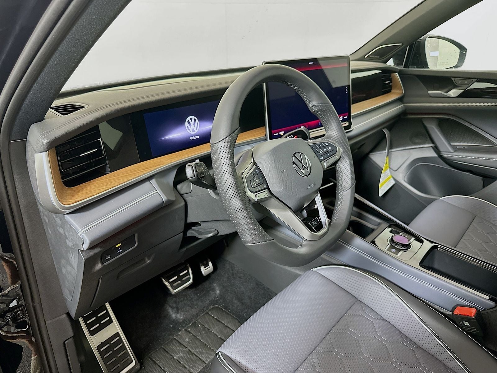 2026 Volkswagen Tiguan 2.0T SEL R-Line