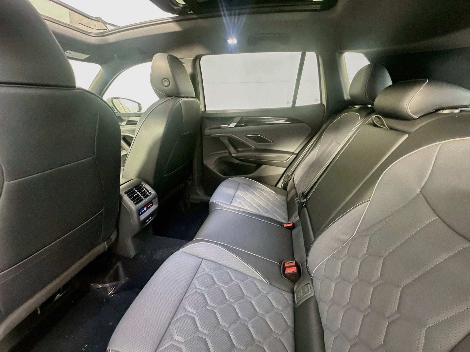 2026 Volkswagen Tiguan 2.0T SEL R-Line Turbo