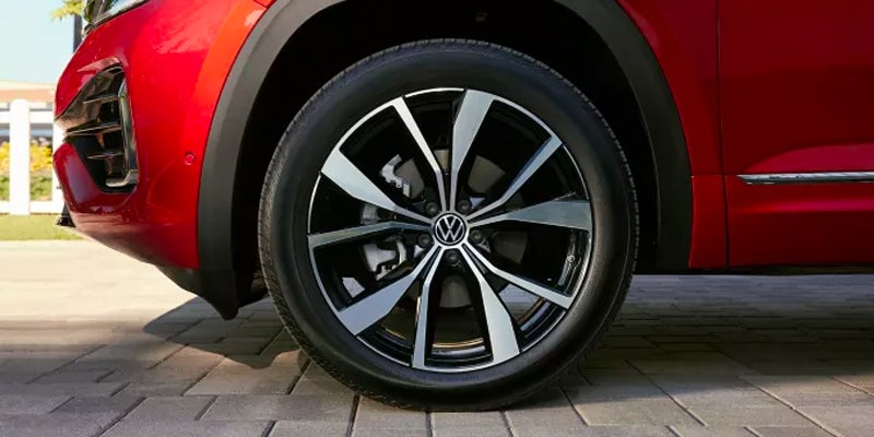 An image of the alloy wheels of the 2024 VW Atlas